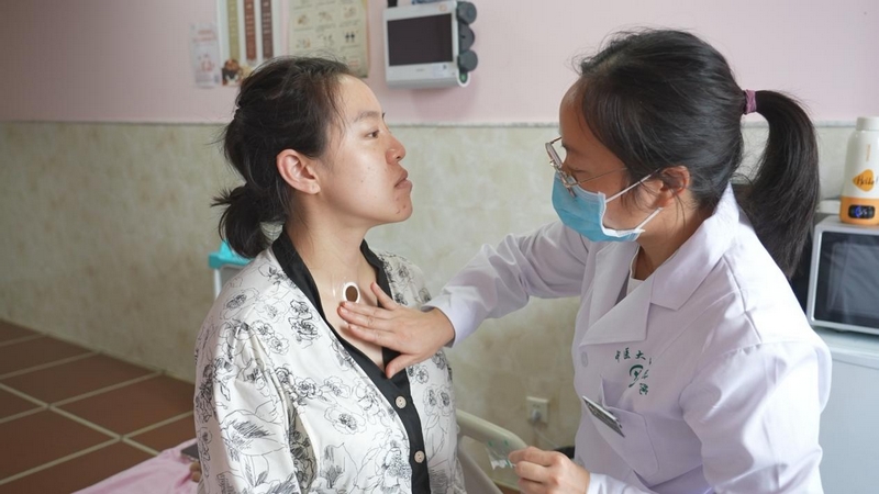 貴州中醫藥大學第一附屬醫院產科醫生為產婦中藥貼敷。