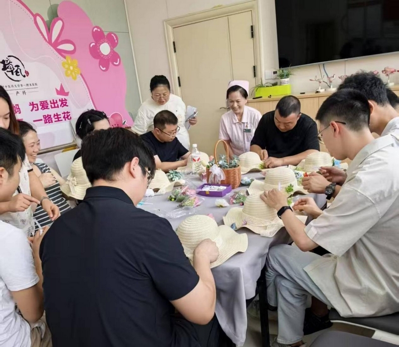 貴州中醫藥大學第一附屬醫院產科組織孕媽媽及家屬做手工。