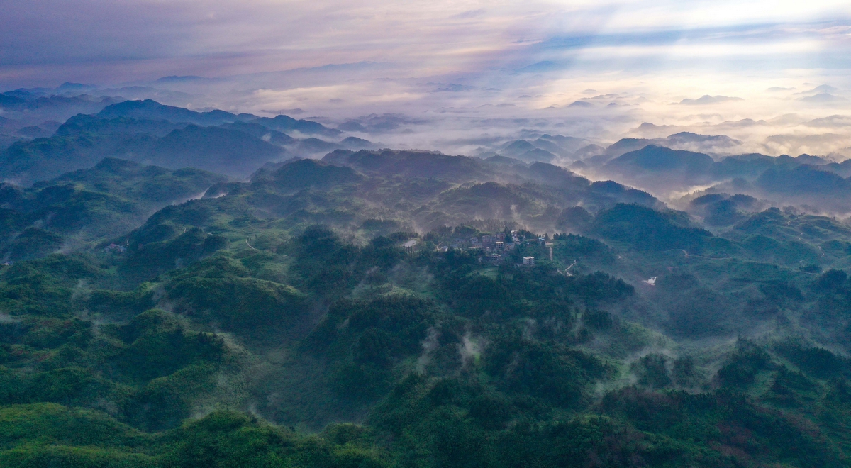 盤石鎮紅石林景區山下的苗寨