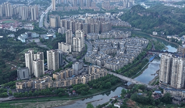 松桃公安多維守護青少年暑期平安暑假將至，松桃公安局組織警力深入轄區中小學及幼兒園，開展“法治安全進校園”系列宣傳活動。