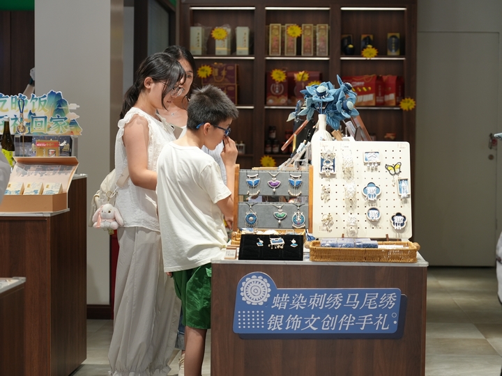 游客在文創(chuàng)產(chǎn)品店選購商品。