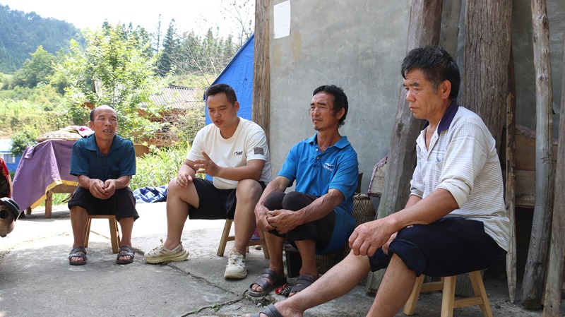 駐村干部入戶了解受災情況。