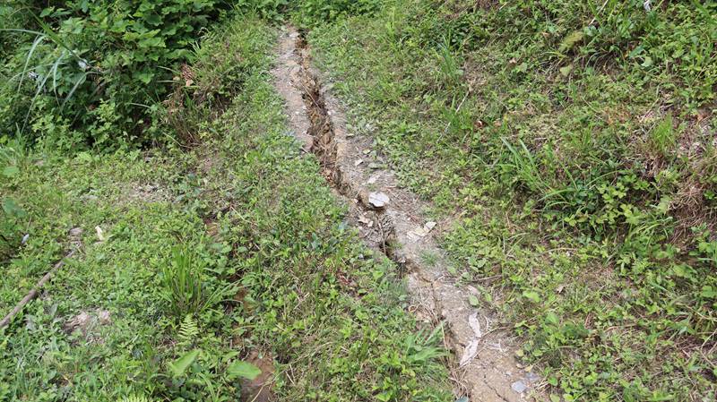 地面出現裂縫。