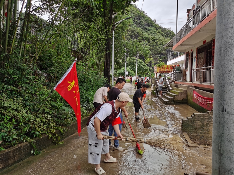 青年突擊隊在抗洪搶險一線。