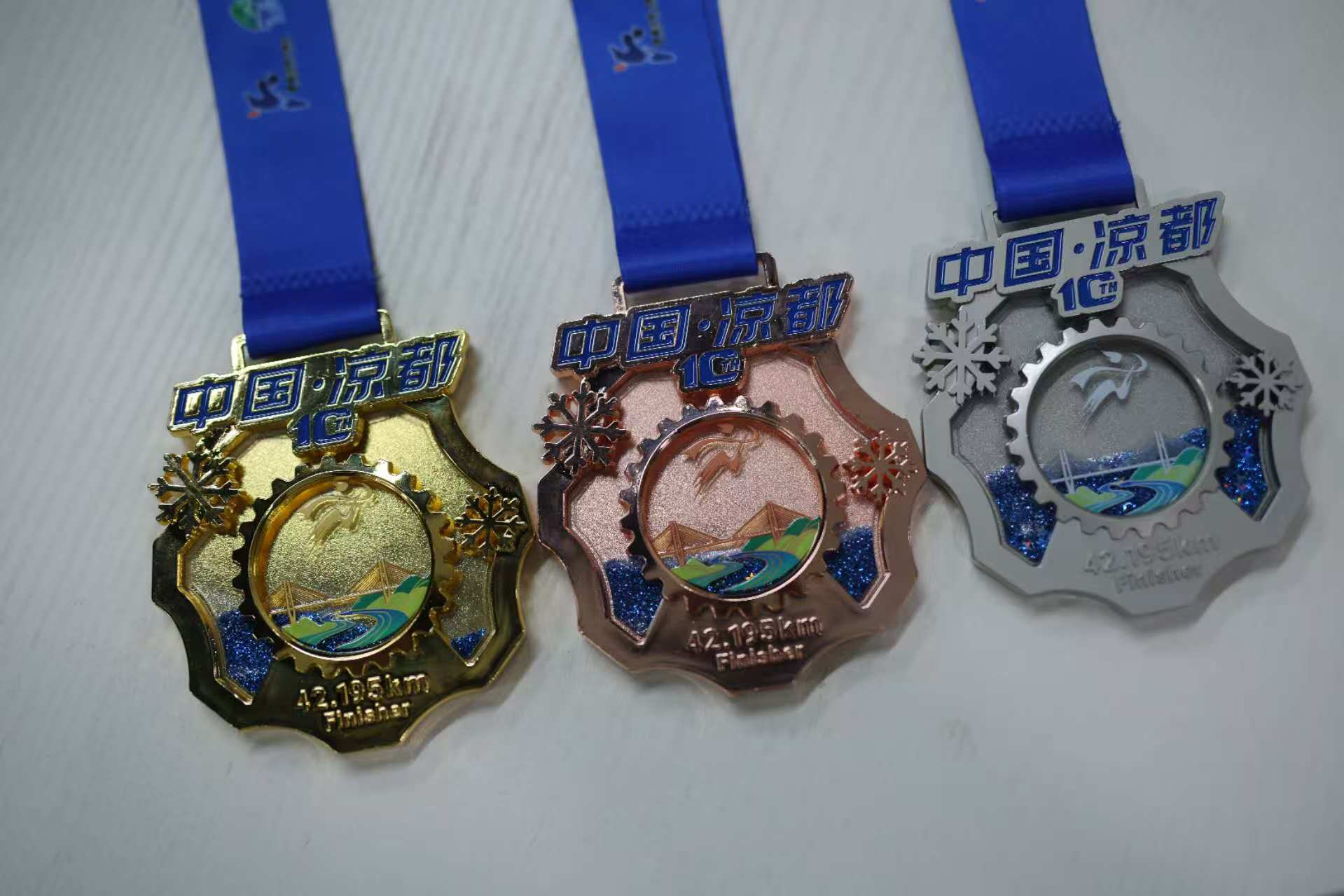 2025“初好刺梨”六盤水馬拉松獎牌出爐。