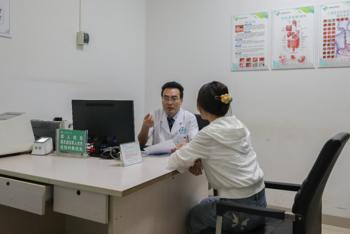 醫(yī)師黃曜勇在夜間門診坐診。