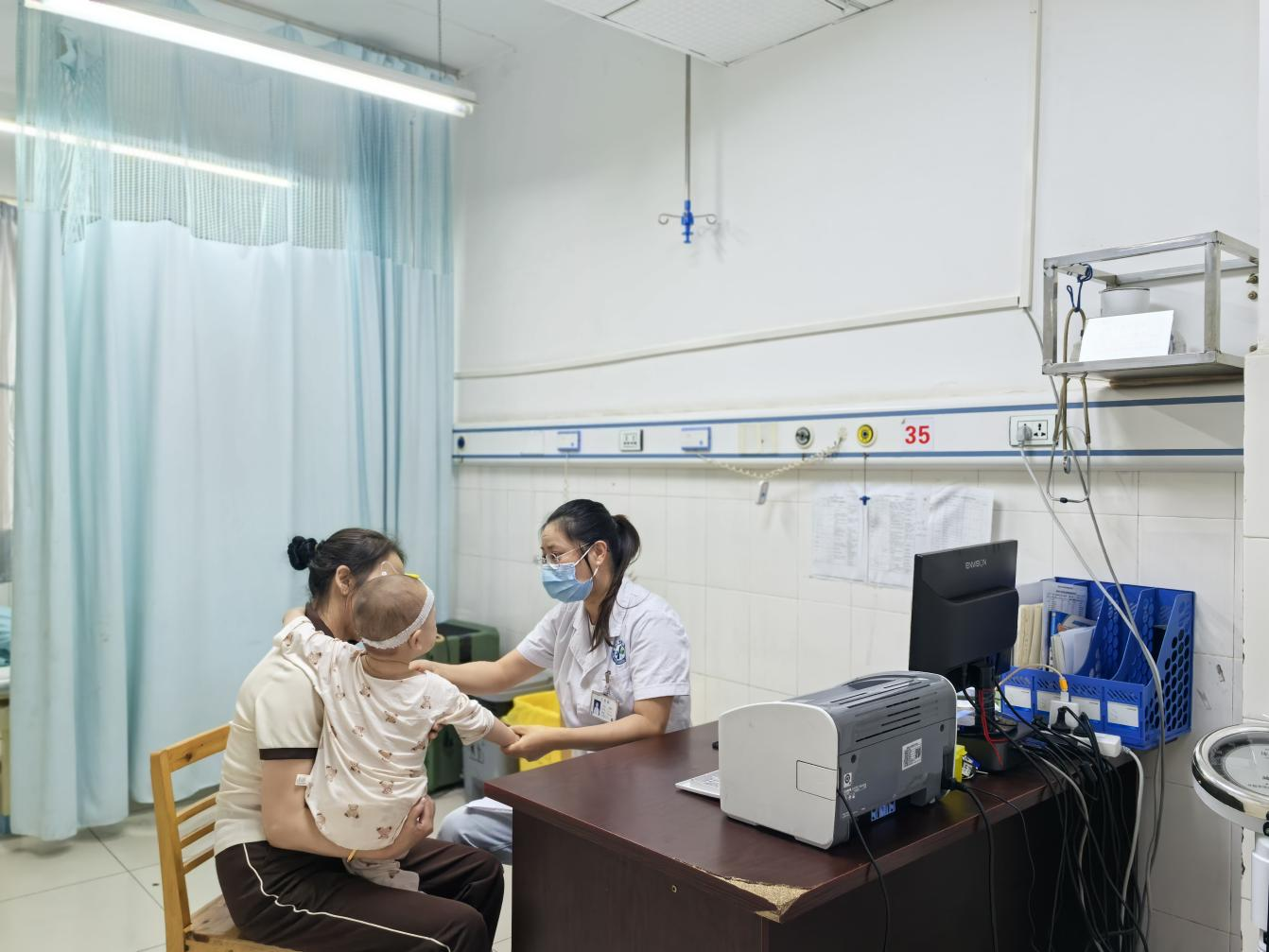 夜間門診兒科門診就診中。