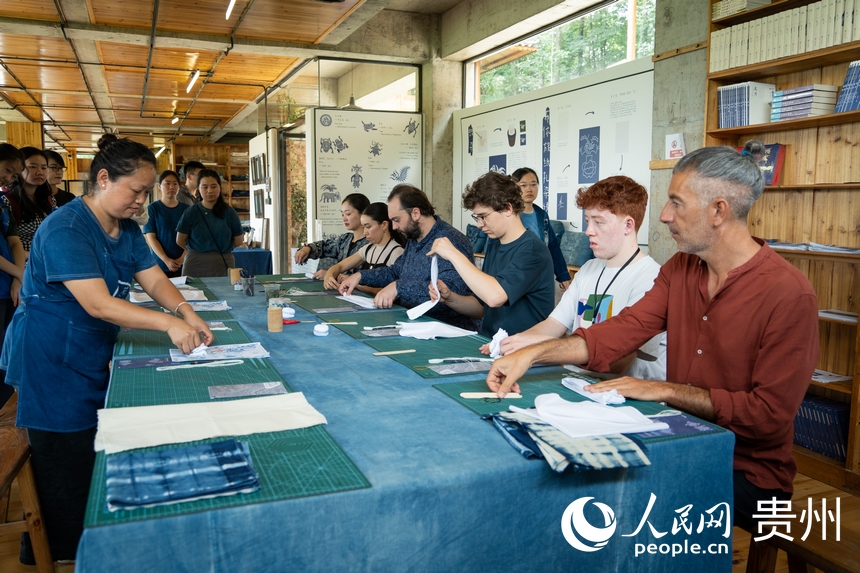 歐洲音樂人體驗貴州扎染技藝。人民網 陽茜攝