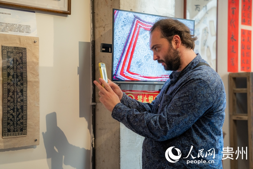 歐洲音樂人貴州行走進貴陽市觀山湖區翁貢村的“手上記憶博物館”。人民網 陽茜攝