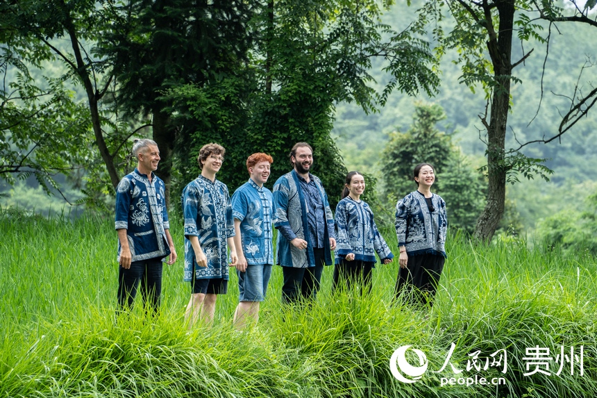 歐洲音樂人身穿蠟染服飾體驗鄉村旅游魅力。人民網 陽茜攝