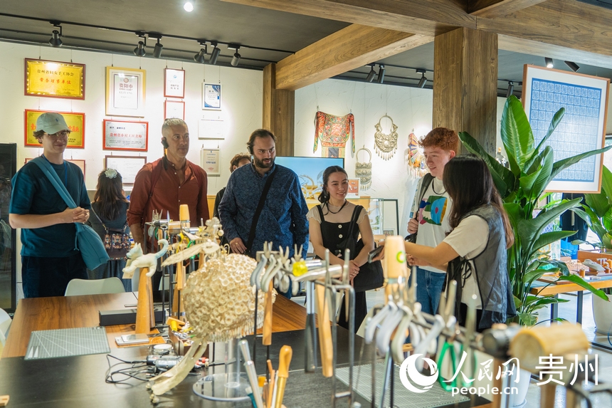 歐洲音樂人貴州行走進貴陽市觀山湖區翁貢村。人民網 陽茜攝