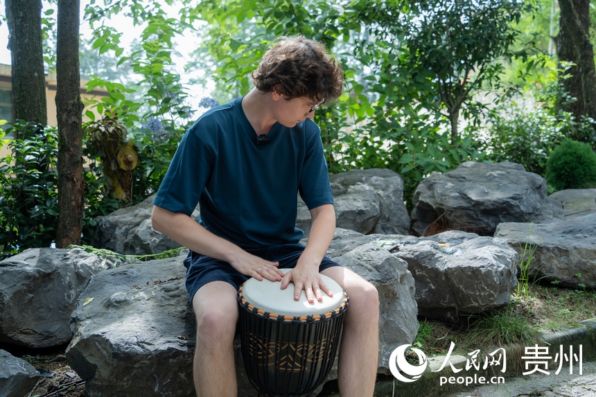 歐洲音樂人翁貢村里即興表演。人民網 陽茜攝