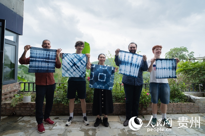 歐洲音樂家展示扎染作品。人民網 陽茜攝