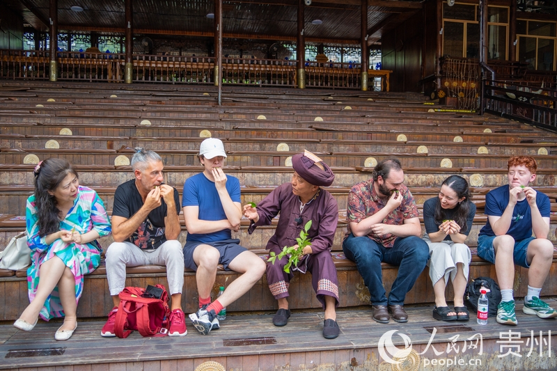 歐洲音樂人嘗試“木葉”這一苗族特色氣鳴樂器。人民網 陽茜攝.jpg