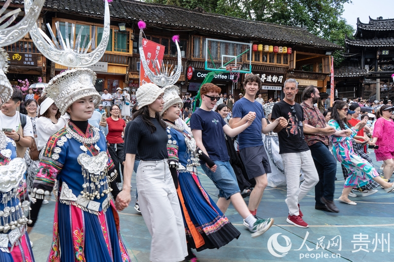 歐洲音樂人體驗苗族歌舞。人民網 陽茜攝.jpg