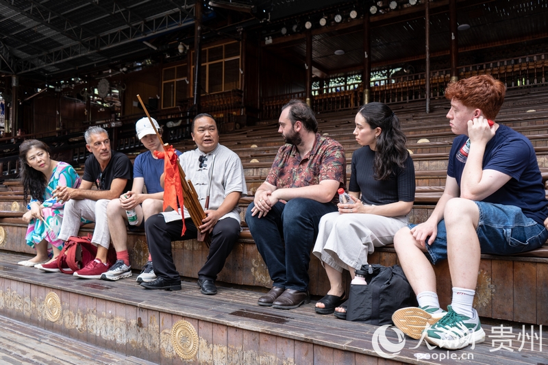 楊正平與歐洲音樂人交流蘆笙吹奏技巧。人民網 陽茜攝.jpg
