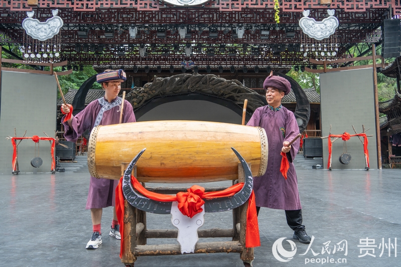 英國籍打擊樂手與貴州民間藝人用苗族木鼓合奏。人民網 陽茜攝.jpg