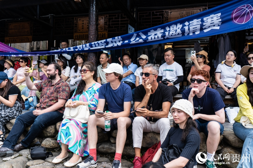 “山海無界,樂傳全球”歐洲音樂人貴州行走進西江千戶苗寨。人民網 陽茜攝