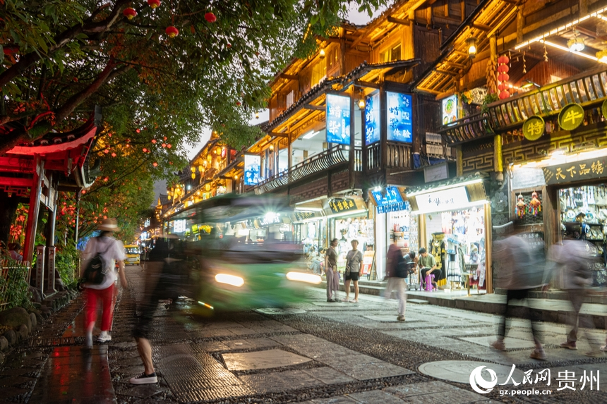 夜幕下的西江千戶苗寨。人民網 陽茜攝