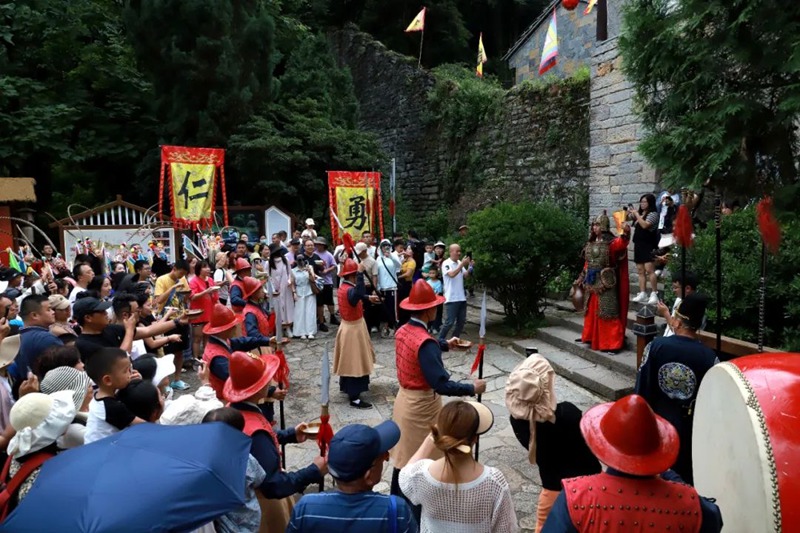 圖為安順原創(chuàng)《跟著九哥逛屯堡》沉浸式劇目演出現(xiàn)場(chǎng)。