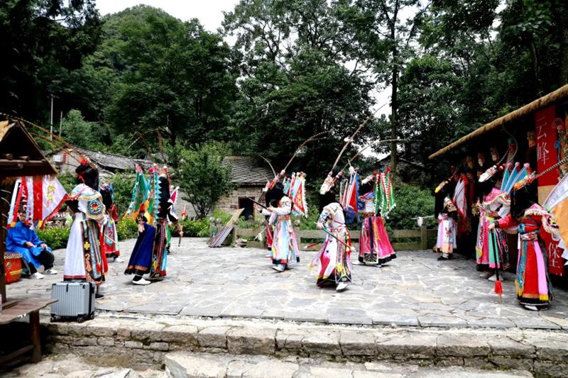 圖為安順原創(chuàng)《跟著九哥逛屯堡》沉浸式劇目演出現(xiàn)場(chǎng)。