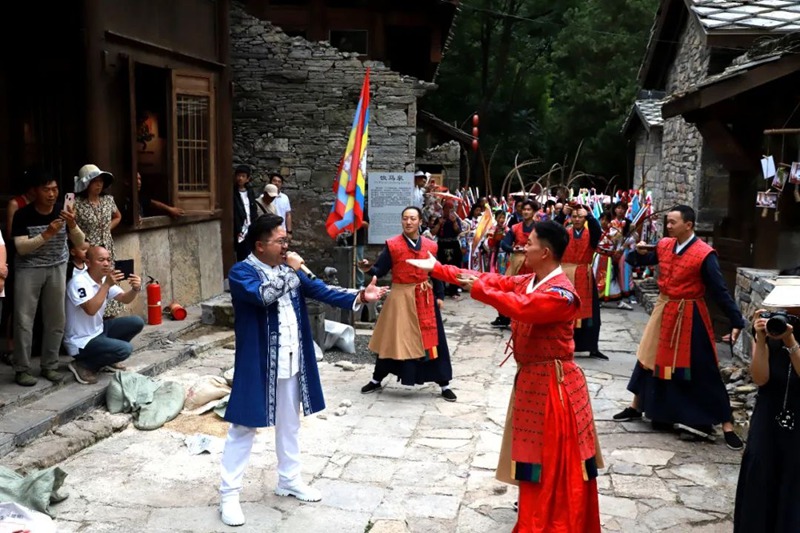 圖為安順原創(chuàng)《跟著九哥逛屯堡》沉浸式劇目演出現(xiàn)場。