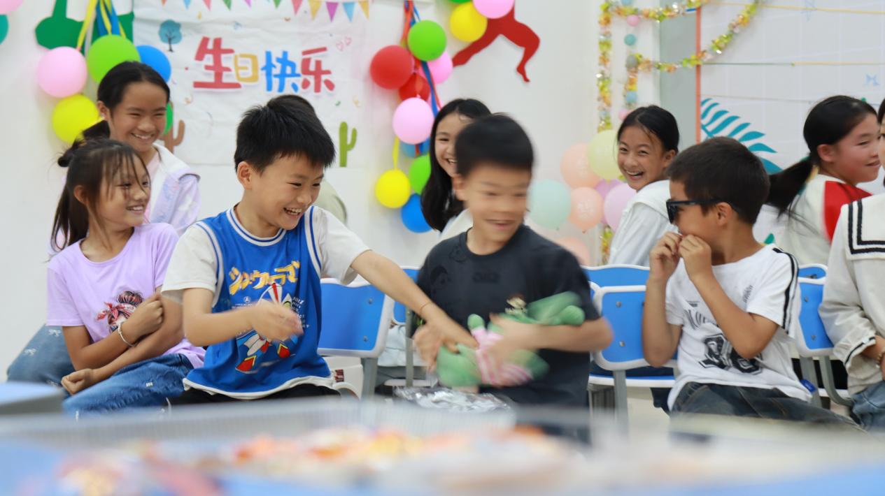 擊鼓傳花環節。