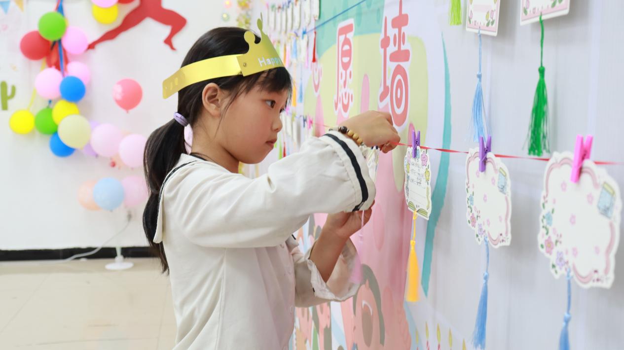 張貼心愿標簽。