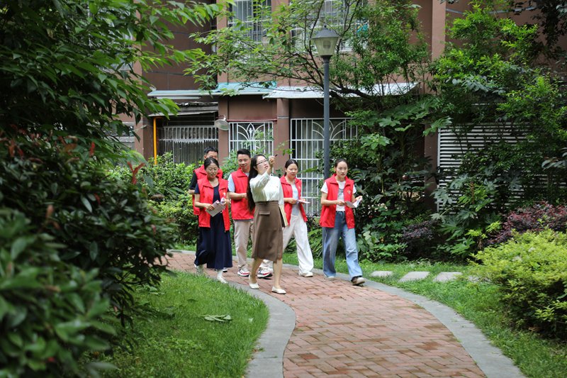 南山社區(qū)黨員干部和網(wǎng)格員正在轄區(qū)走訪，了解群眾需求。