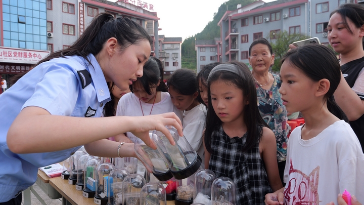 安全知識(shí)攤位。