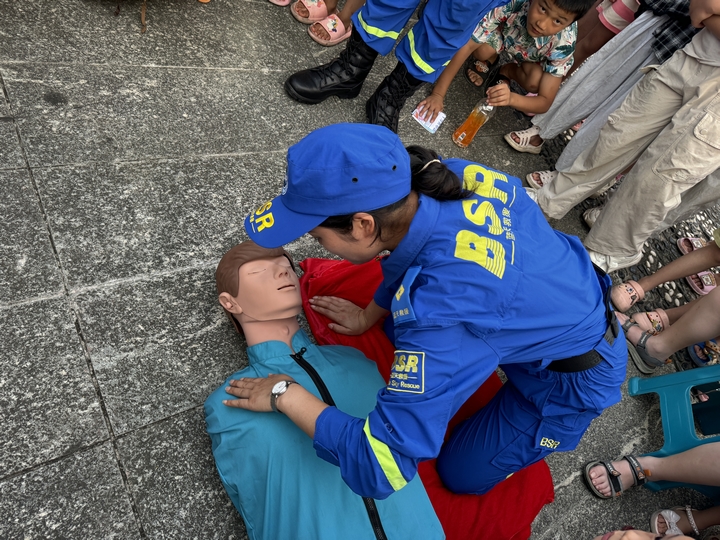 藍(lán)天救援隊(duì)現(xiàn)場(chǎng)演示。