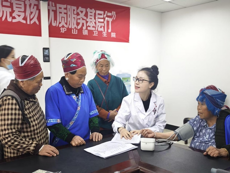 農(nóng)村訂單定向醫(yī)學(xué)生吳婷為鄉(xiāng)鎮(zhèn)重點(diǎn)人群及65歲以上老年人開展健康體檢。