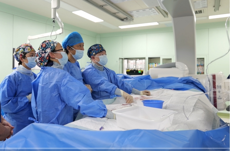 王凱帶領(lǐng)團(tuán)隊(duì)為1.6早產(chǎn)兒成功實(shí)施動(dòng)脈導(dǎo)管未閉封堵術(shù)。