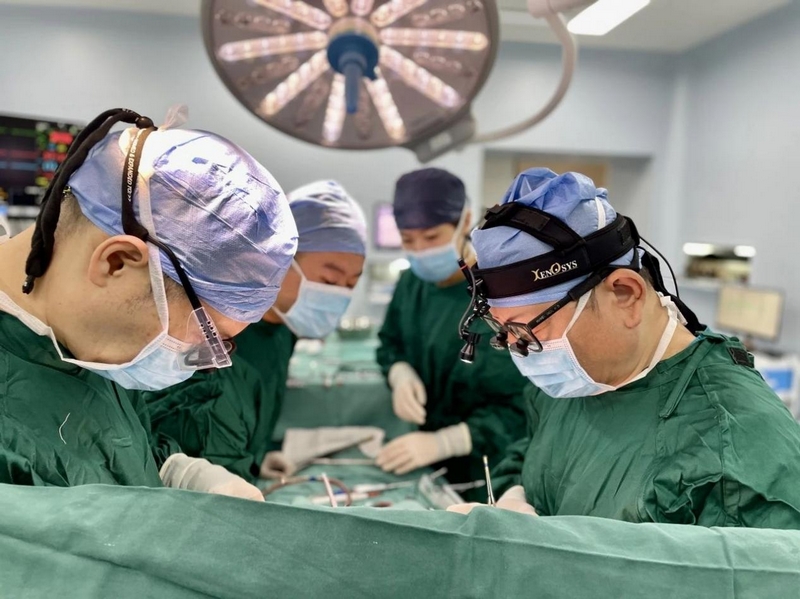 陳會(huì)文帶領(lǐng)團(tuán)隊(duì)成功開展了貴州最低體重(2.8kg)大動(dòng)脈調(diào)轉(zhuǎn)手術(shù)。