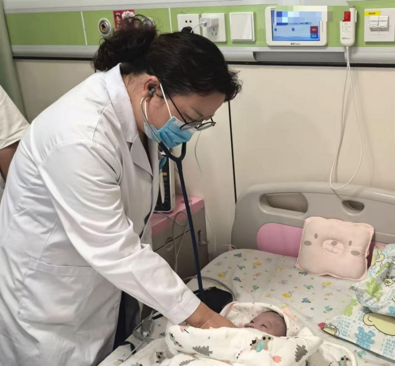 上海兒童醫(yī)學(xué)中心貴州醫(yī)院副院長汪希珂查看患兒病情。