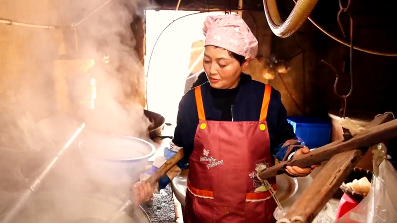 羅明菊在自家的豆腐作坊制作六廣臭豆腐。王艷攝