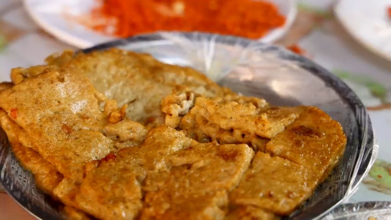 油煎好的六廣臭豆腐色澤金黃,口感嫩滑。