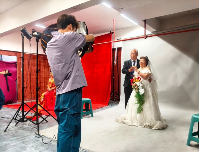 攝影師為老人們拍攝婚紗照.jpg