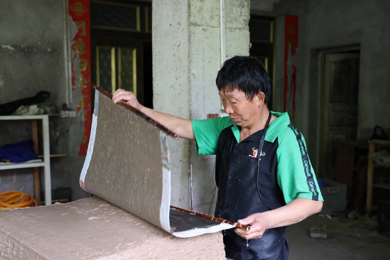 任廷龍在自家造紙工坊制作紙張。