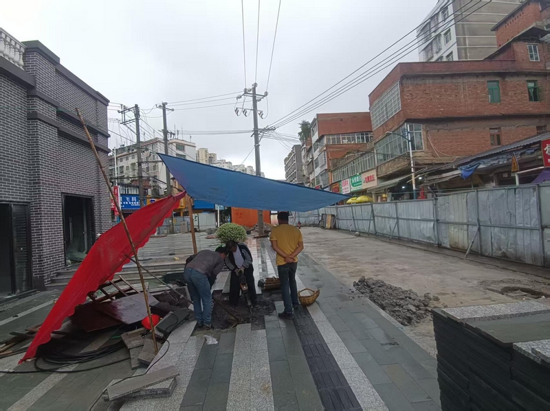 7月10日,習水水務公司縣城搶修隊伍在麒龍印象(老街半邊丫下段)搶修主管。