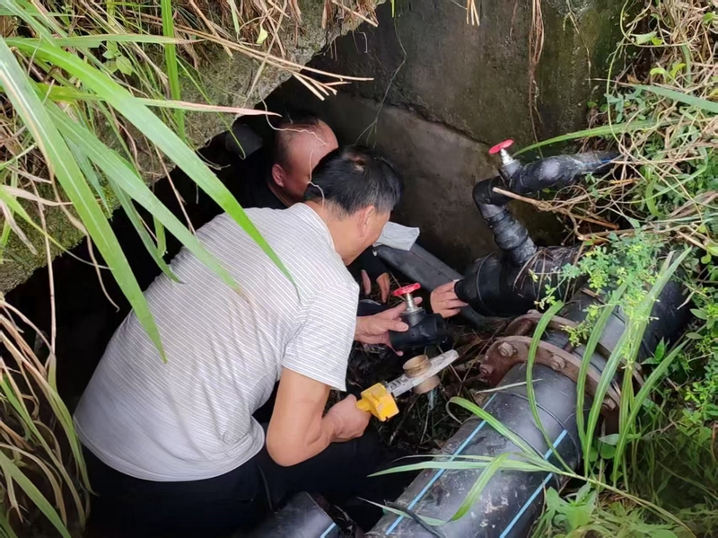 7月10日二郎站所袁進帶領維修人員進行管道維修。