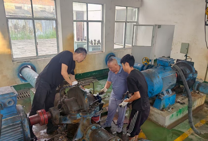 7月10日應急搶險隊伍維修關門山泵站更換2號泵軸承。