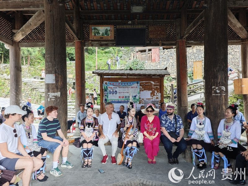 歐洲音樂家在堂安侗寨與當(dāng)?shù)匾魳啡私涣鳌H嗣窬W(wǎng) 龍章榆攝