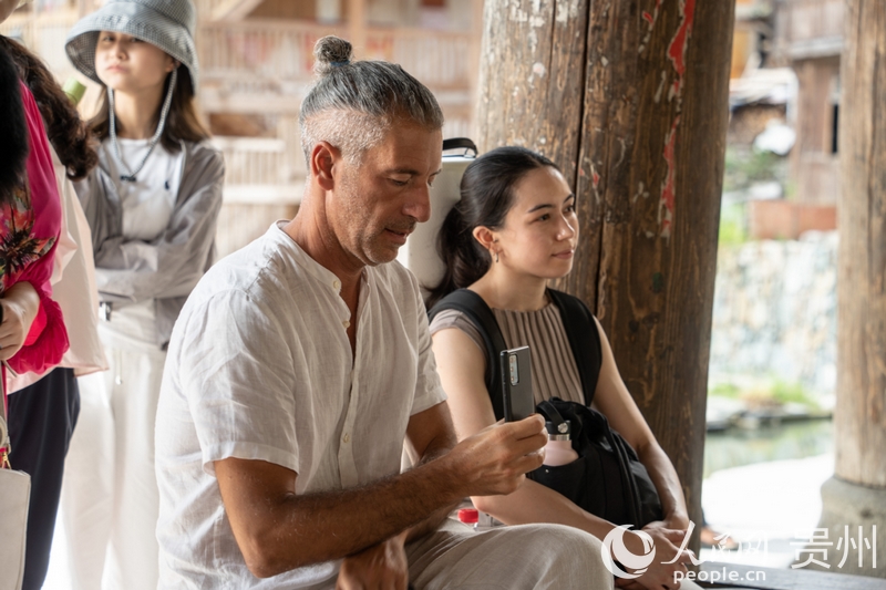 歐洲音樂家在堂安侗寨與當(dāng)?shù)匾魳啡私涣鳌H嗣窬W(wǎng) 陽茜攝