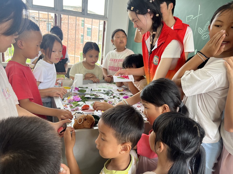 圖為“樹葉書簽”手工制作課堂。