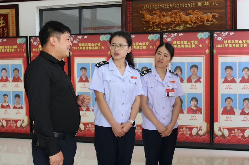 稅務員在赫章縣烏蒙山學校走訪調研。