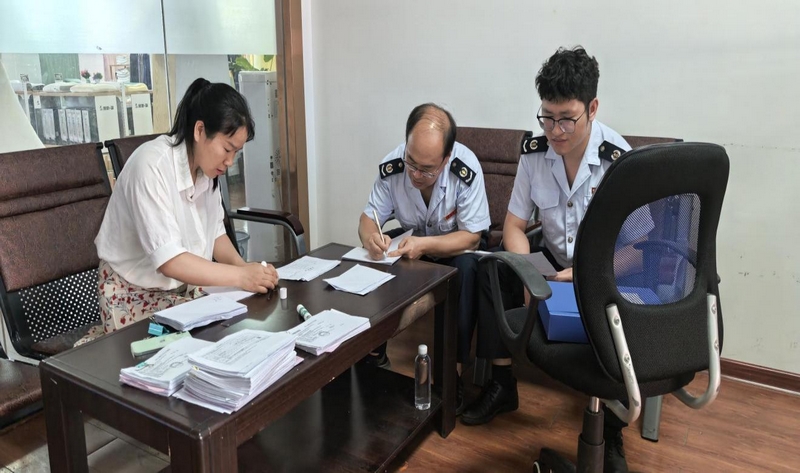 稅務干部現場辦公為企業處理涉稅業務。