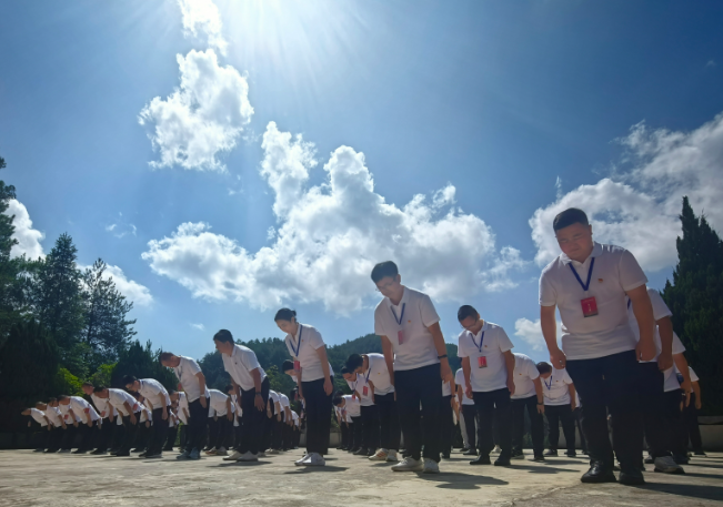 全體學員向紅軍烈士鞠躬致哀。