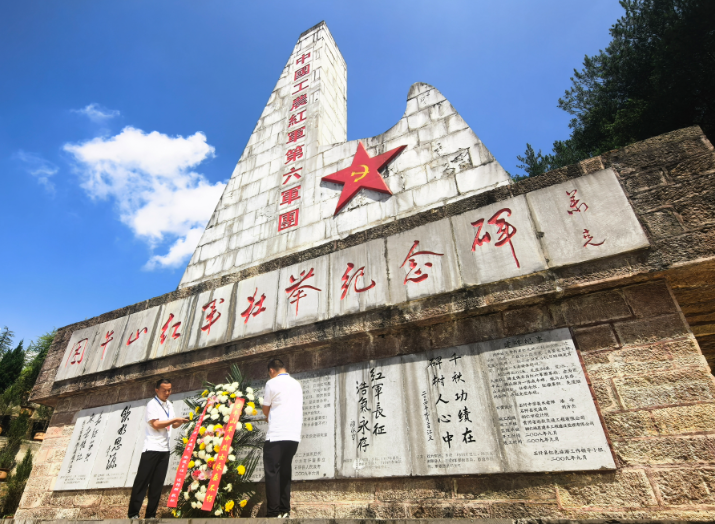 學員代表向困牛山紅軍烈士敬獻花籃。
