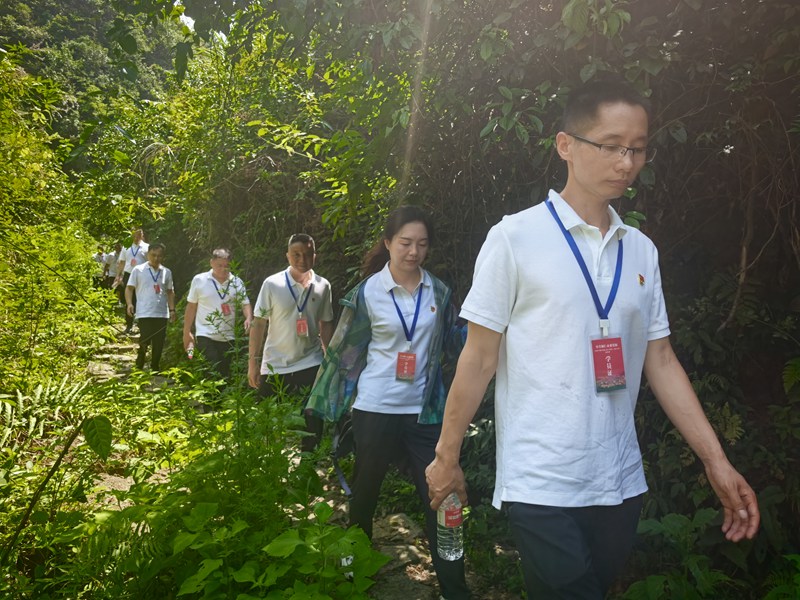 學員重走“紅軍路”。